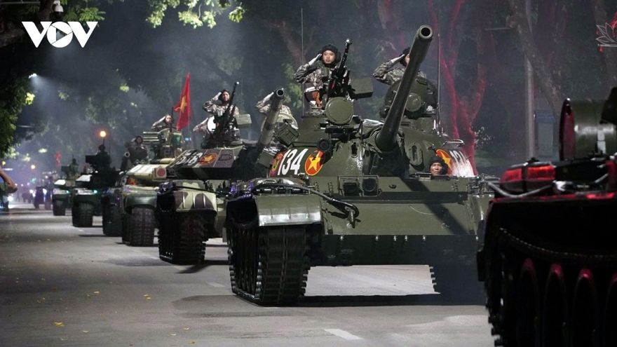 For first time in 40 years military hardware rolls through Ba Dinh Square once again